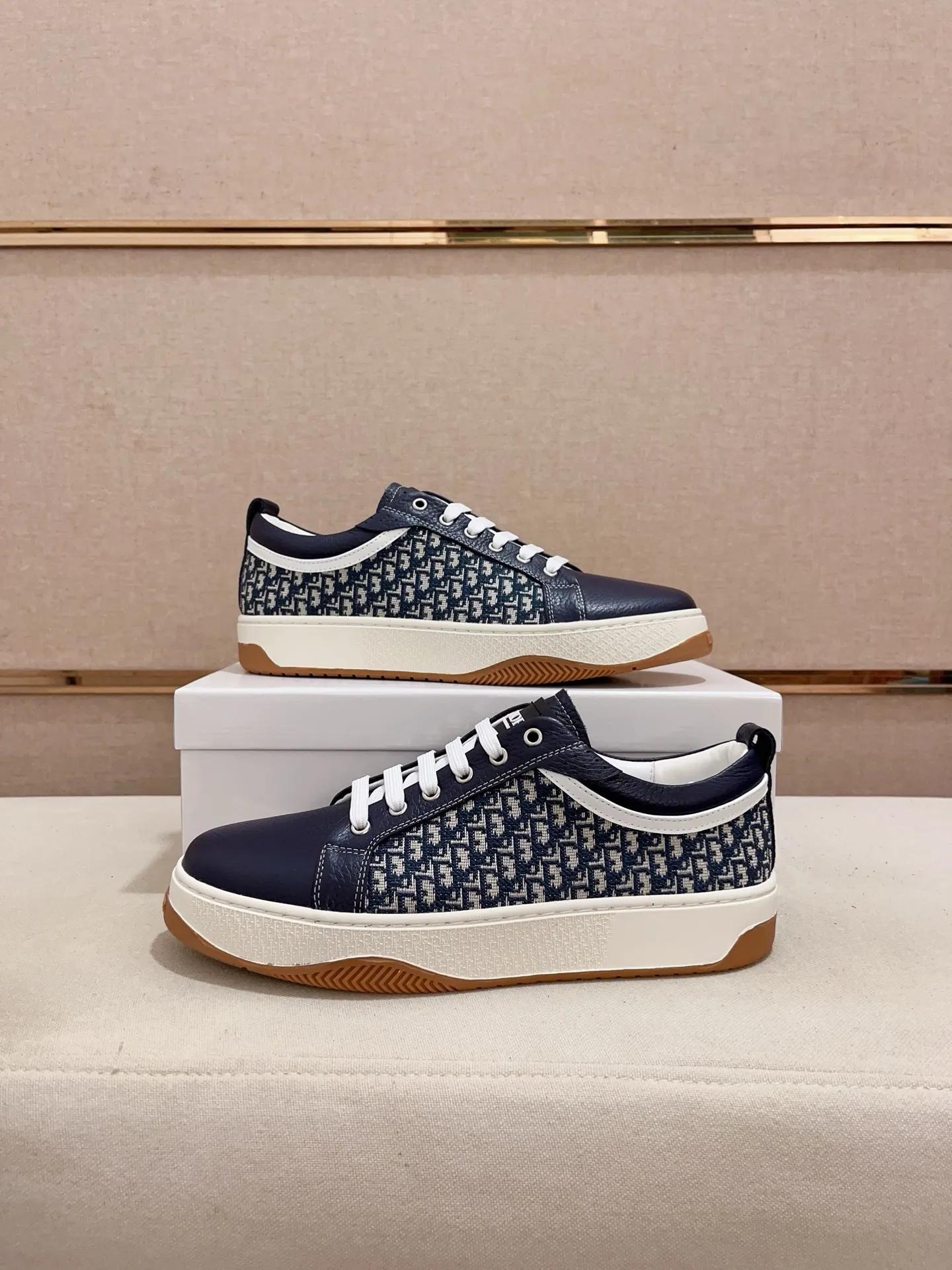 Factory price: 420💰[Dior·Dior] New casual sports style men's shoes, new spring and summer design, perfect workmanship, lace-up lazy style to create wardrobe quality, upper: imported first-layer cowhide, sheepskin lining is soft and comfortable, ultra-light TPU wear-resistant outsole, simple, versatile fashion men's shoes, excellent color code number 38--44. (Can be customized for 45 non-refundable)